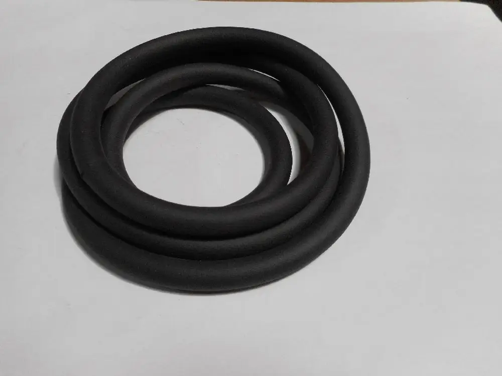 Schwarze, runde Dichtung aus flexiblem Material, übereinandergelegt. Teil eines Remeha-Produkts zur Abdichtung in technischen Anwendungen.